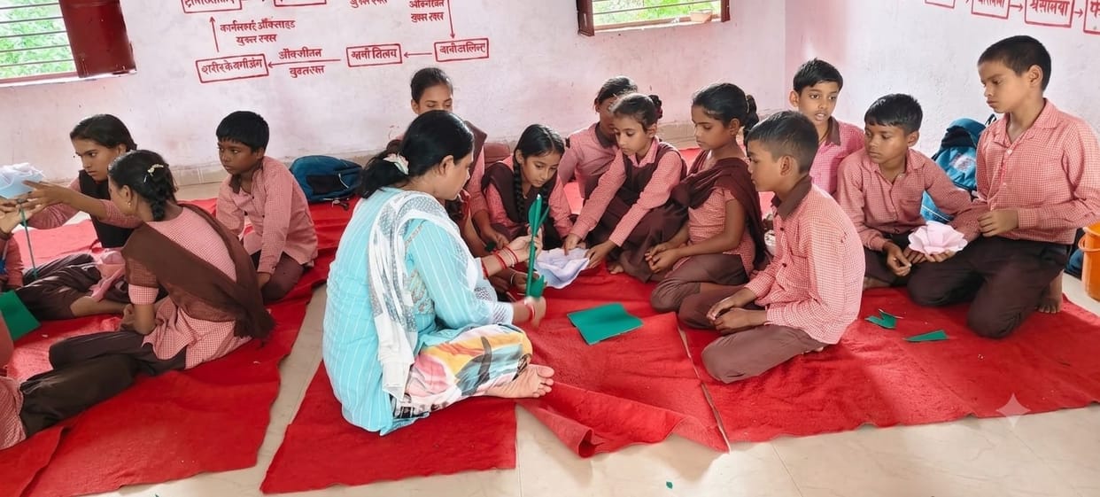 Children learnt science experiments on No Bag Day