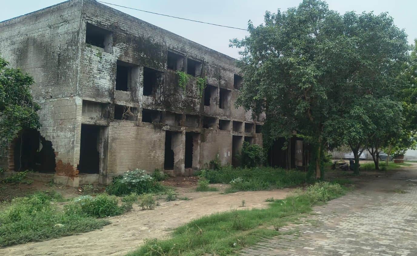 फोटो-4-डायट के पास स्थित बीएसए कार्यालय की वह बिल्डिंग जो उपयोग में आए बिना ही हो गई जर्जर। संव