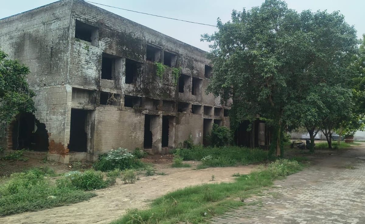 Unnao News: बिना उपयोग ही कंडम 74.57 लाख का बीएसए कार्यालय