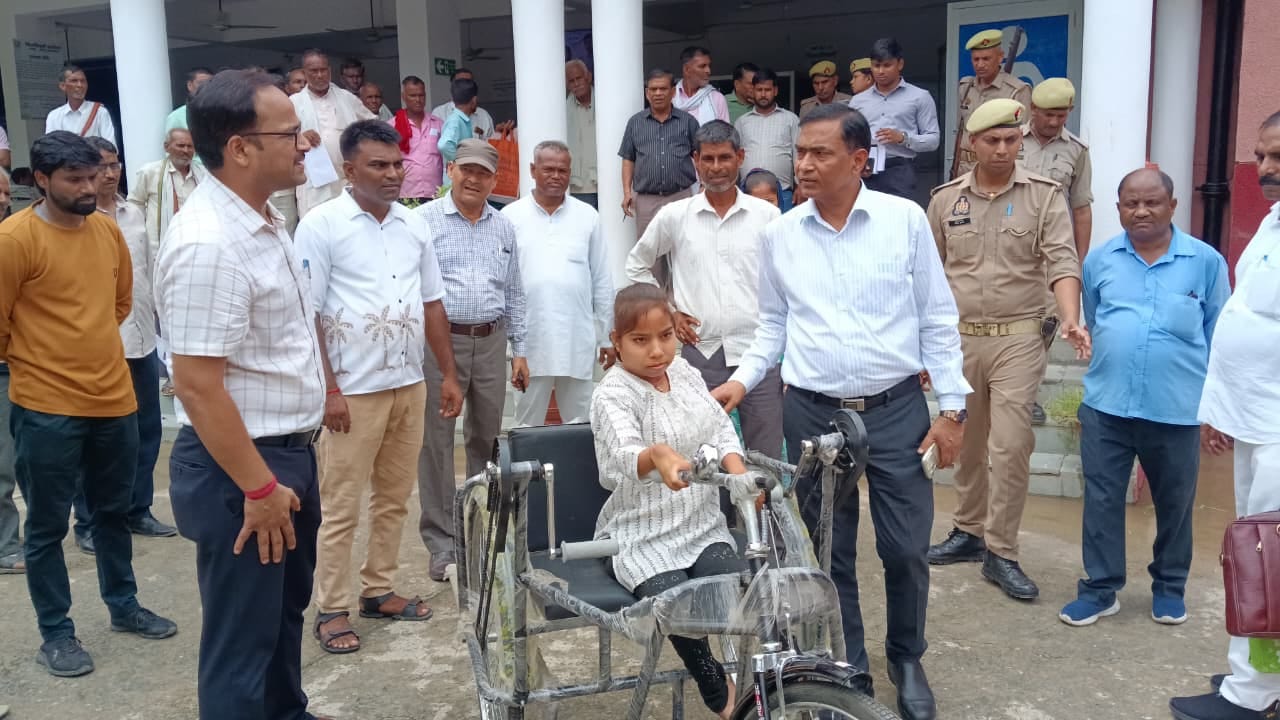 फोटो -42- ट्राईसाइकिल पाने के दौरान दिव्यांग व अधिकारी। स्रोत:प्रशासन