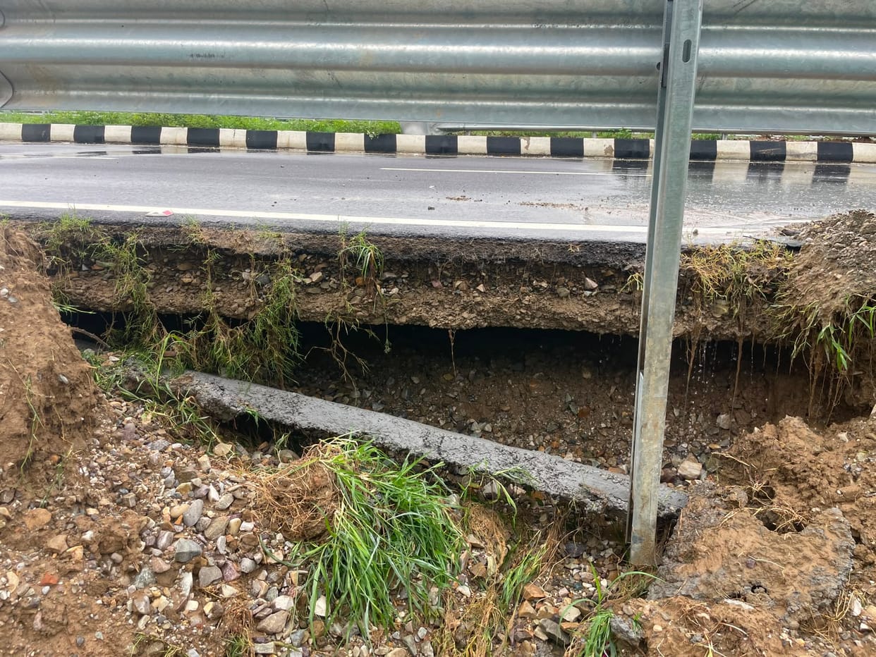 Soil along the edges of the Delhi-Dehradun Expressway has subsided.