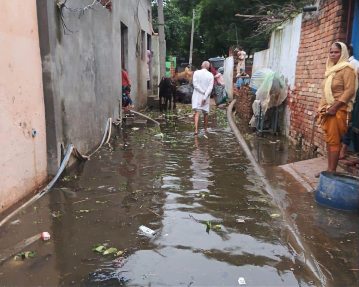 Rain continued through the night, followed by sunshine during the day; people are troubled by waterlogging.