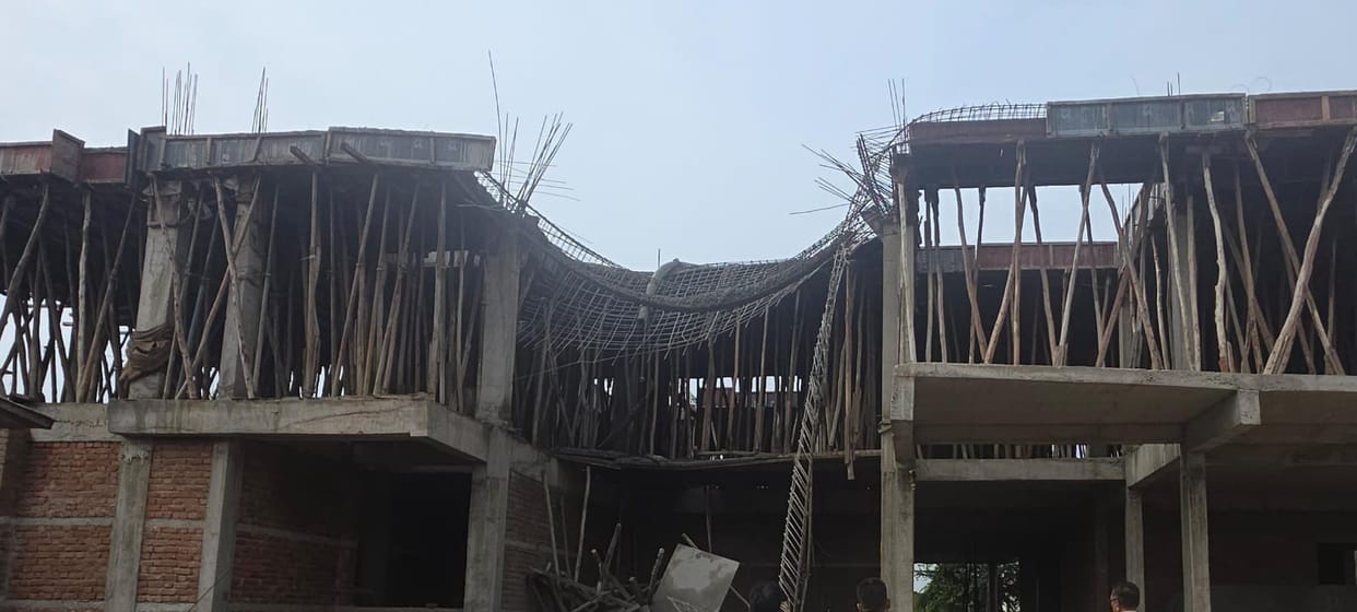 accident during roof casting; centering support gave way; three workers trapped, two in critical condition.