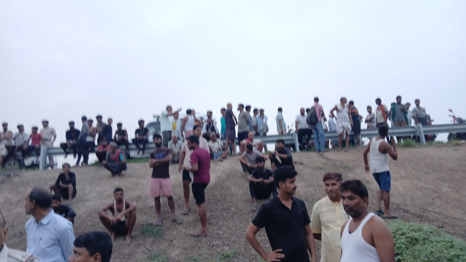 मौके पर मौजूद लोग