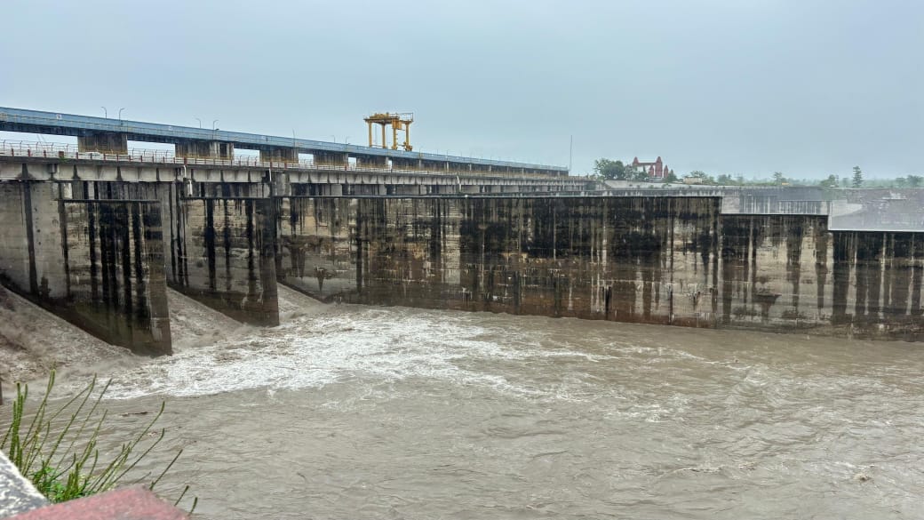 Yamuna water level rises at Hathnikund Barrage