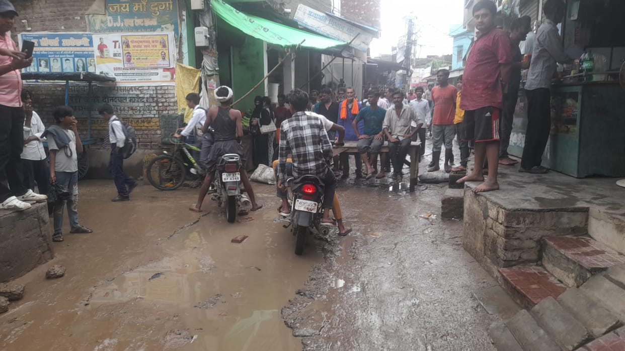 Road left incomplete for a month becomes a nuisance; residents block the way.