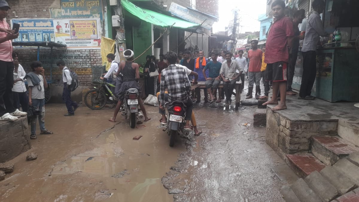 Shahjahanpur News: एक माह से अधूरी सड़क बनी मुसीबत, लोगों ने बंद किया रास्ता