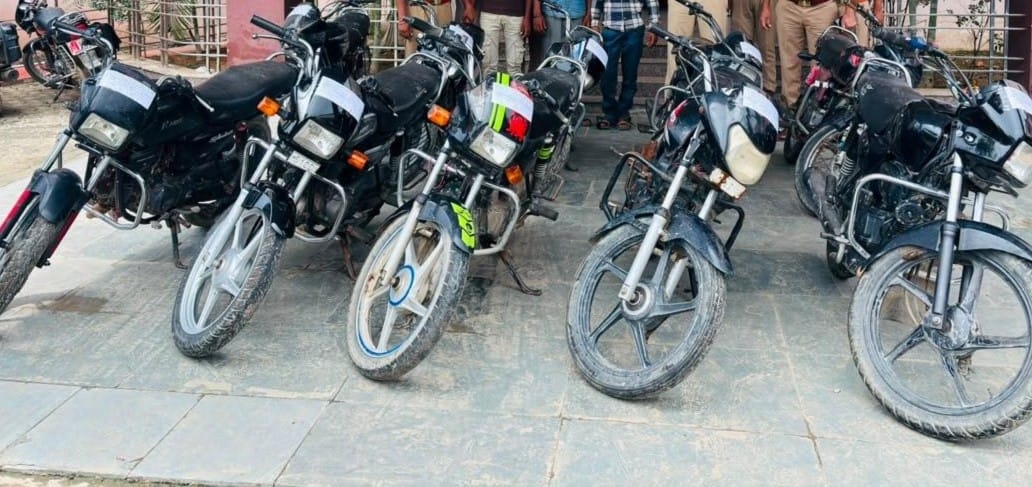 Three inter-district vehicle thieves arrested; ten bikes recovered.
