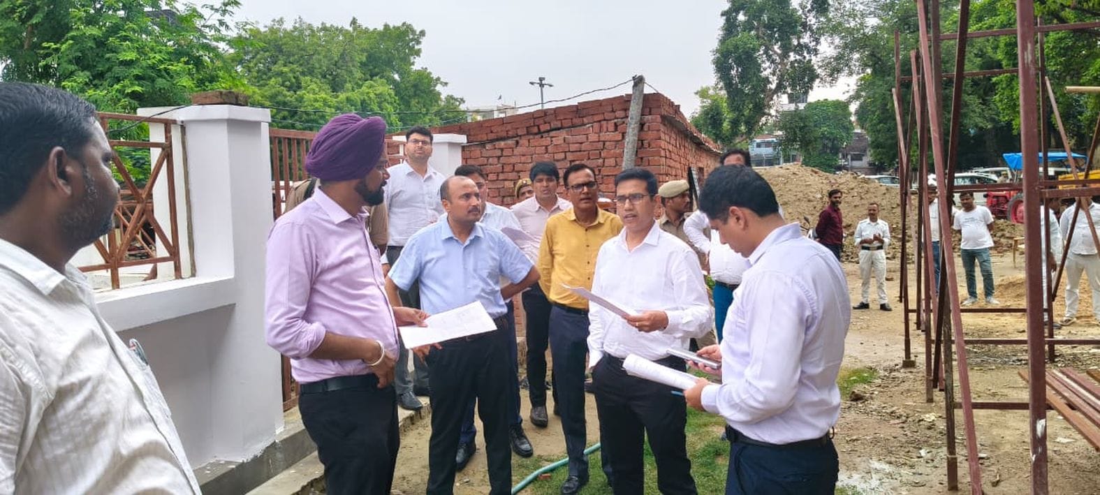 जीआईसी के पीछे निर्माणाधीन शॉपिंग कॉम्पलेक्स का निरीक्षण करते मंडलायुक्त। स्रोत-सूचना विभाग