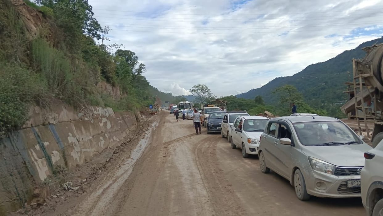 School bus stuck on unpaved link road near Magal; traffic jam lasted two hours.