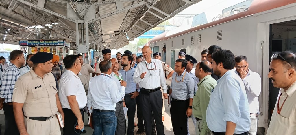 जाखल। जाखल रेलवे जंक्शन पर अधिकारियों को निर्देश देते डीआरएम पुष्पेंद्र त्रिपाठी। संवाद