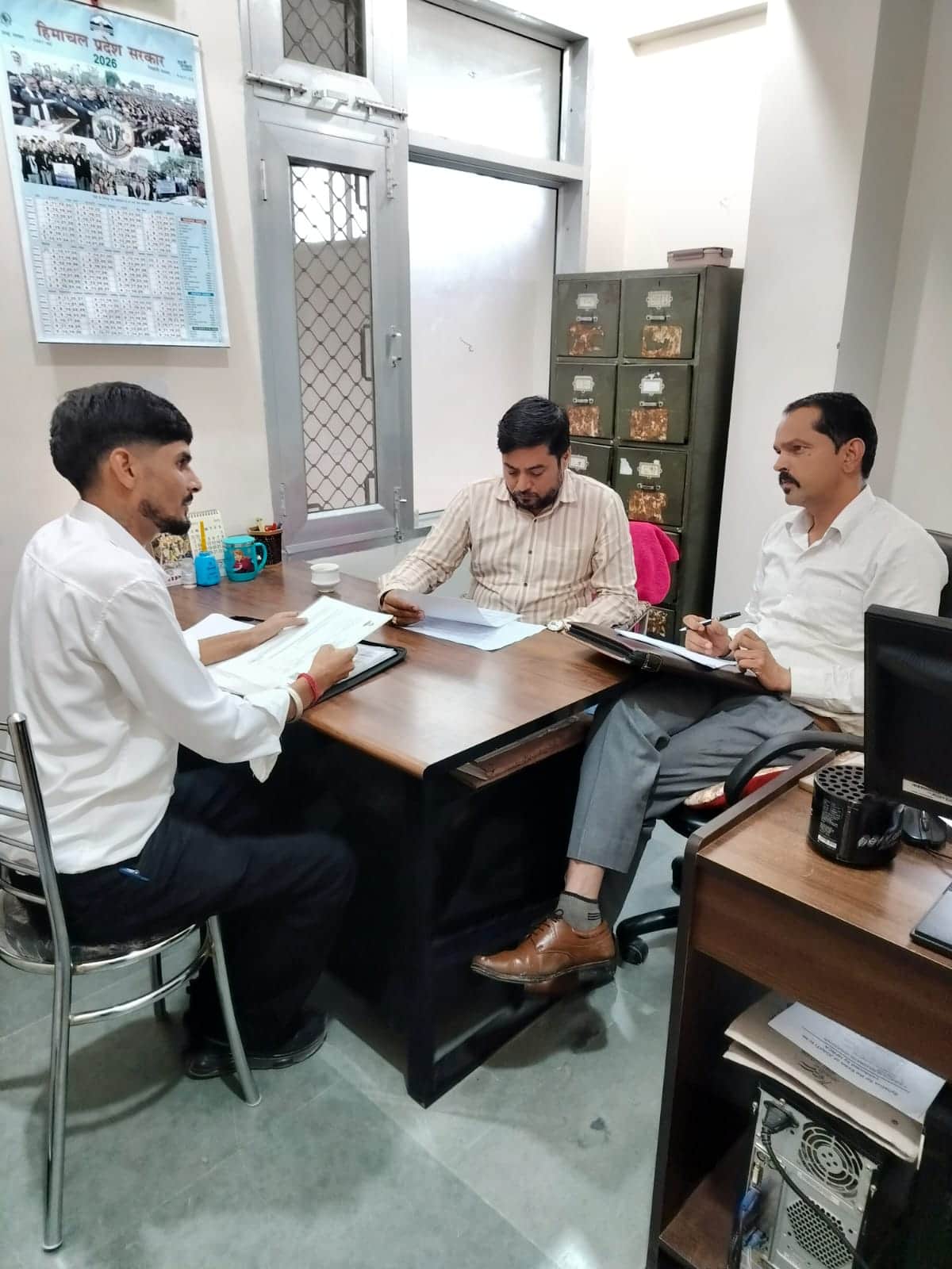 जिला रोजगार कार्यालय हमीरपुर में आयोजित साक्षात्कार में भाग लेता अभ्यर्थी। स्रोत :  रोजगार कार्