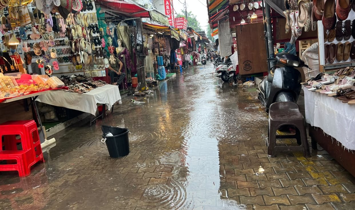 Shoppers not reaching Mirabai Market due to waterlogging