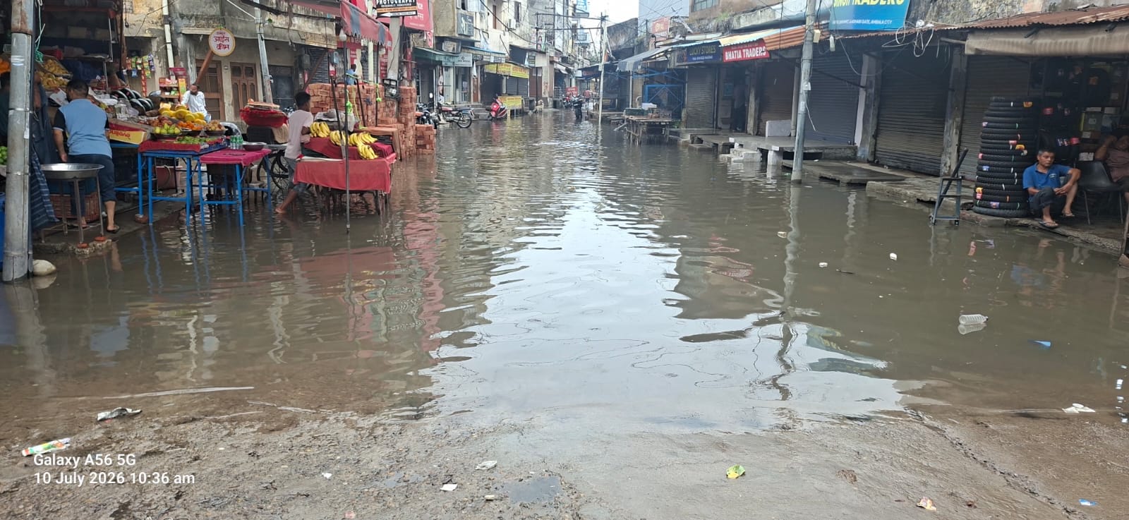 जलभराव के कारण बाजार में दुकानें बंद। संवाद