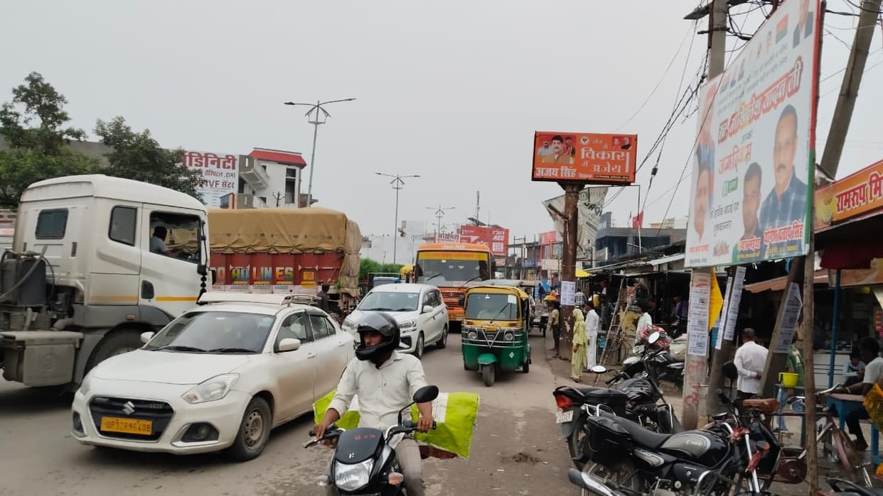 Mini-truck breaks down at intersection; vehicles stuck in traffic jam