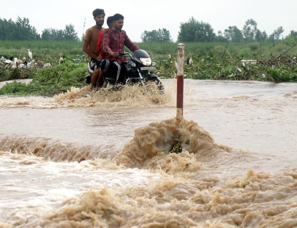 Malan river in spate, Bijnor-Haridwar road closed