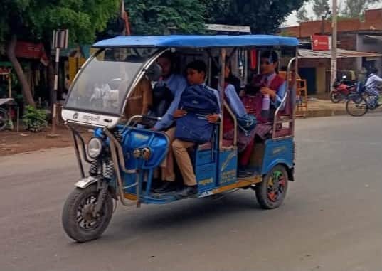 Auto-rickshaws and e-rickshaws ferrying school children lack permits and fitness certificates