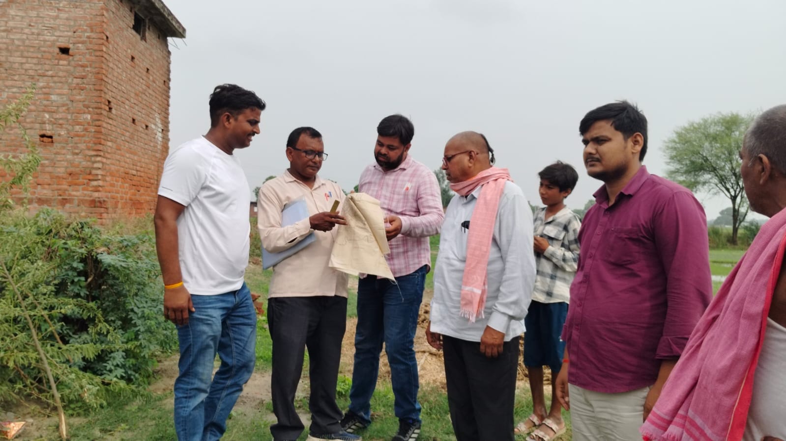 जेवलिन थ्रोवर रोहित यादव के घर तक रास्ता निर्माण के लिए पहुंची राजस्व टीम। स्रोत-संवाद