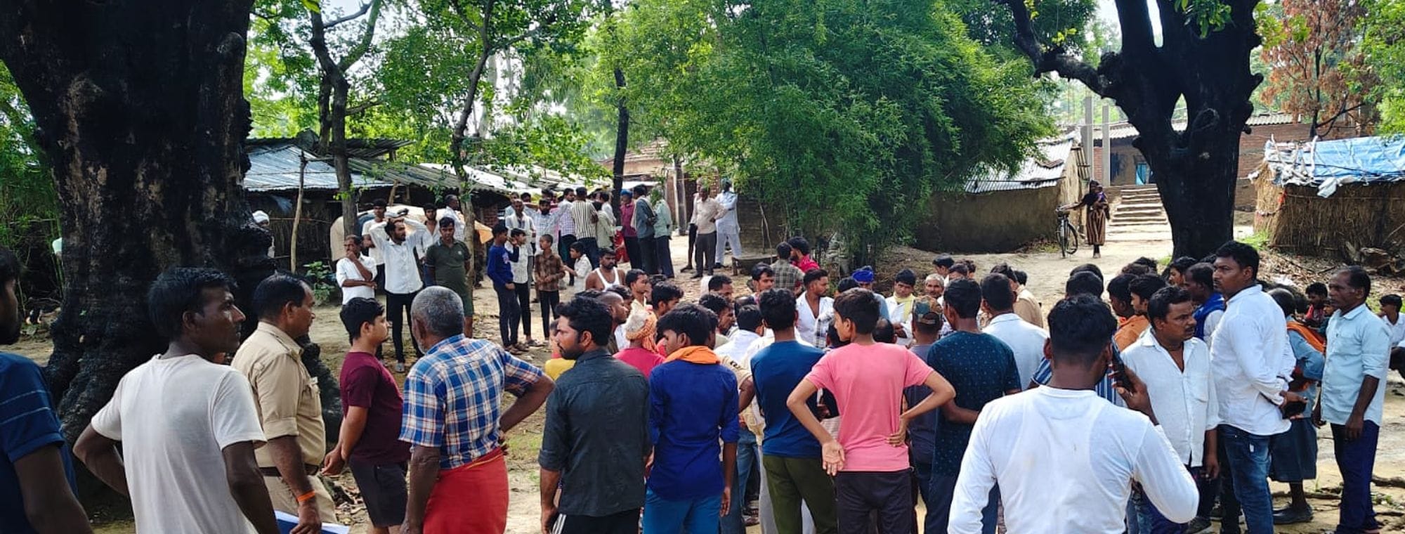 जयसिंहपुर के ओड़ौली गांव में मृतक बम्ब बहादुर के घर के बाहर खड़े  ग्रामीण। स्रोत-ग्रामीण
