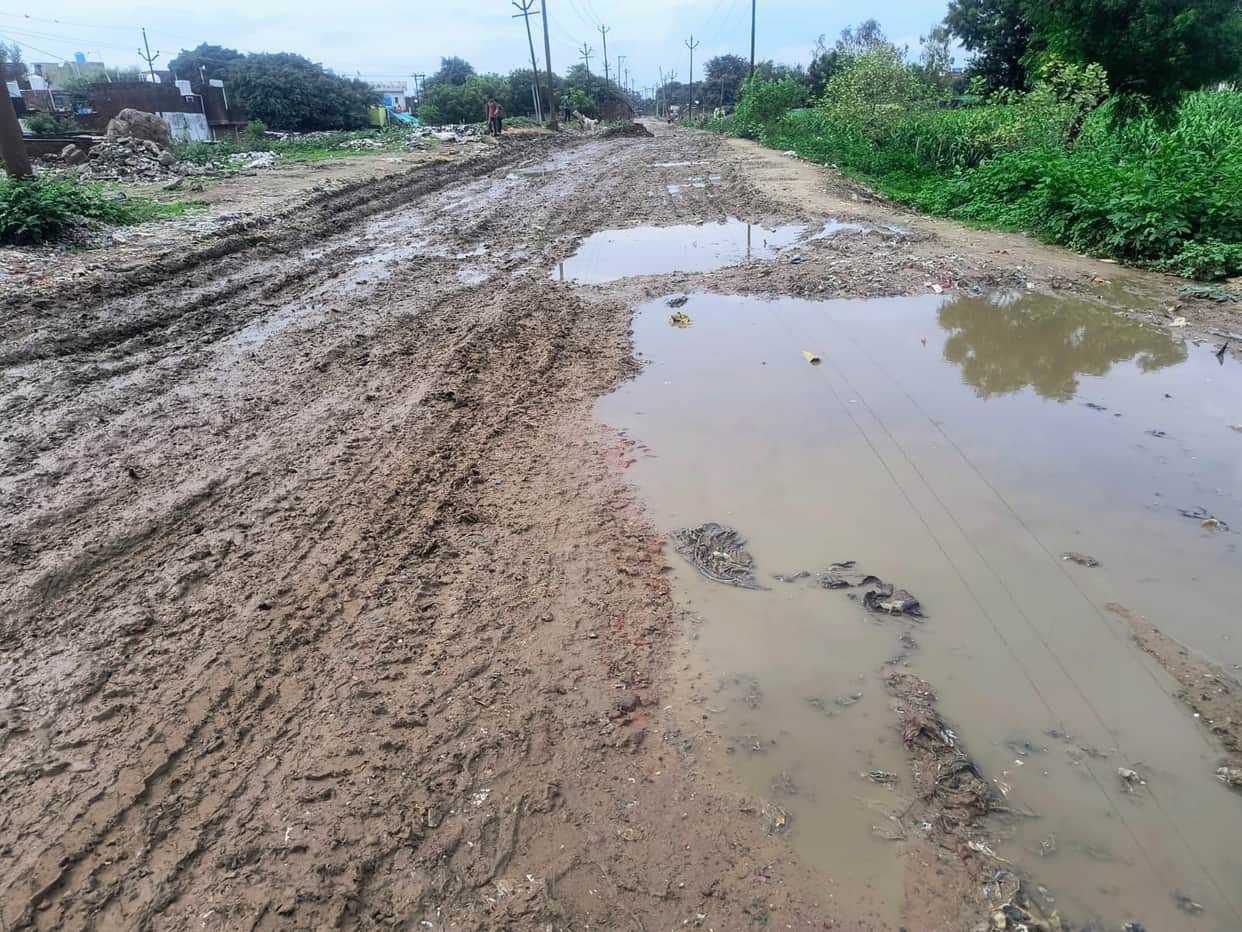 Mud and potholes halt e-bus operations.