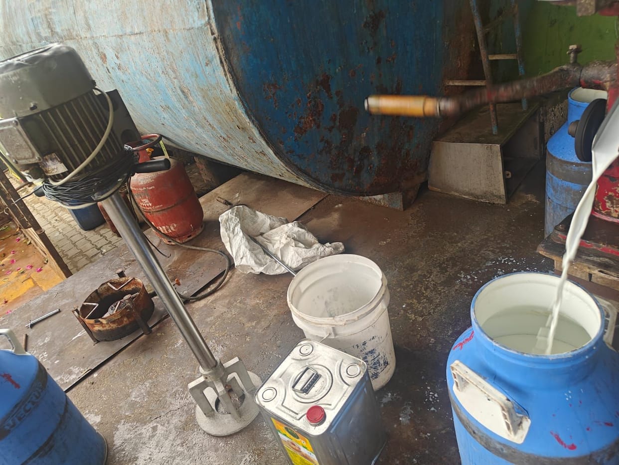 Raid on dairy; 'Desi Ghee' found being prepared using refined oil, palmolein oil, and detergent.