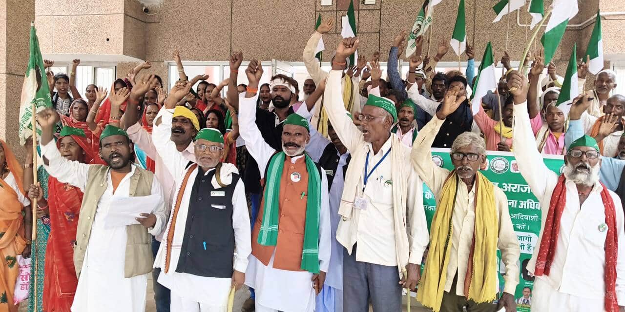 कलेक्ट्रेट में विरोध प्रदर्शन करते भारतीय किसान यूनियन अम्बावता गुट के पदाधिकारी। संवाद