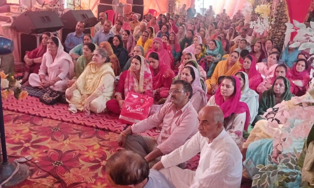 Devotees were overwhelmed with emotion upon hearing the story of Bhakta Prahlad's unwavering devotion.