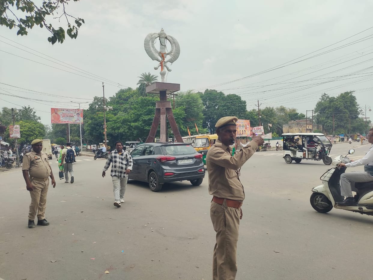 In the age of AI, traffic relies on hand signals and whistles; the pace of movement is struggling without traffic lights.