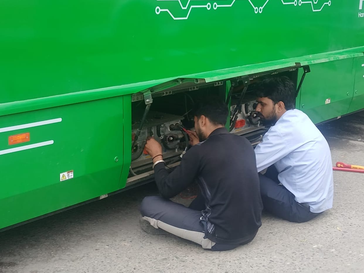 The brakes on the wheels of the electric bus were broken, and the mechanics were busy for two days.