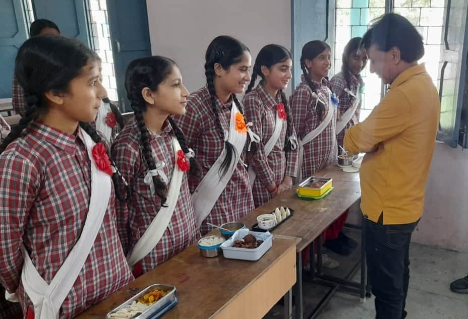 केरल एवं हिमाचल प्रदेश के पारंपरिक व्यंजनों की प्रदर्शनी का अवलोकन करते प्रधानाचार्य नरेश कुमार