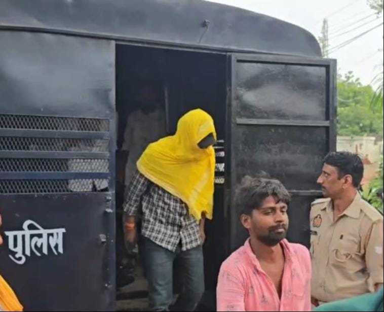 कोर्ट में आत्मसमर्पण के बाद जेल भेजा जा रहा पीला गमछा ओढ़े और टोपी लगाए प्रदीप बिंद। संवाद