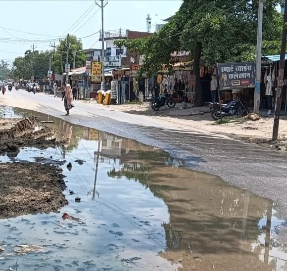 Filthy water flowing on the road; demand to get the drain cleaned.
