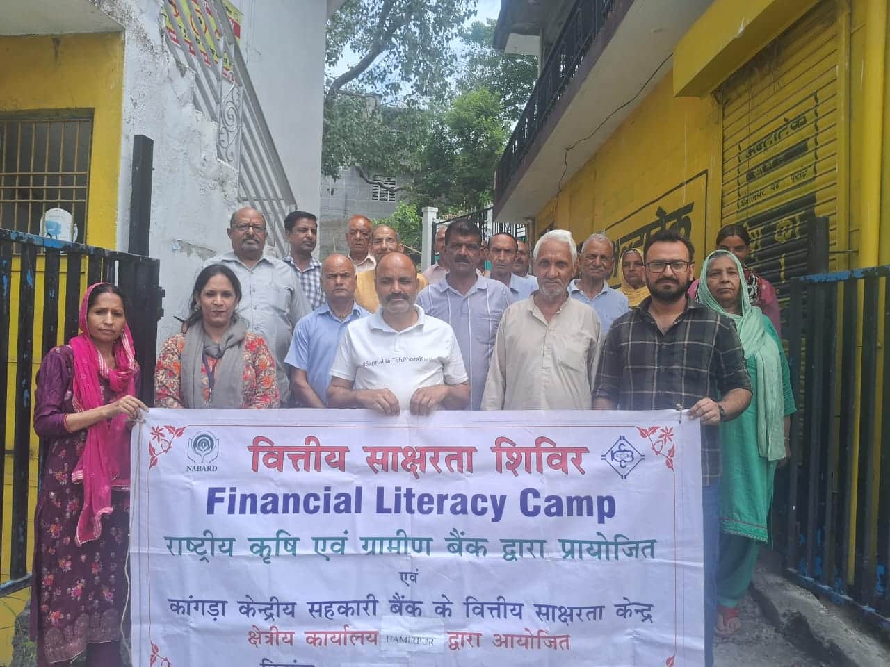 कुठेड़ा में शिविर के बाद उपस्थित बैंक अधिकारी और पंचायत प्रतिनिधि। स्रोत : जागरूक पाठक