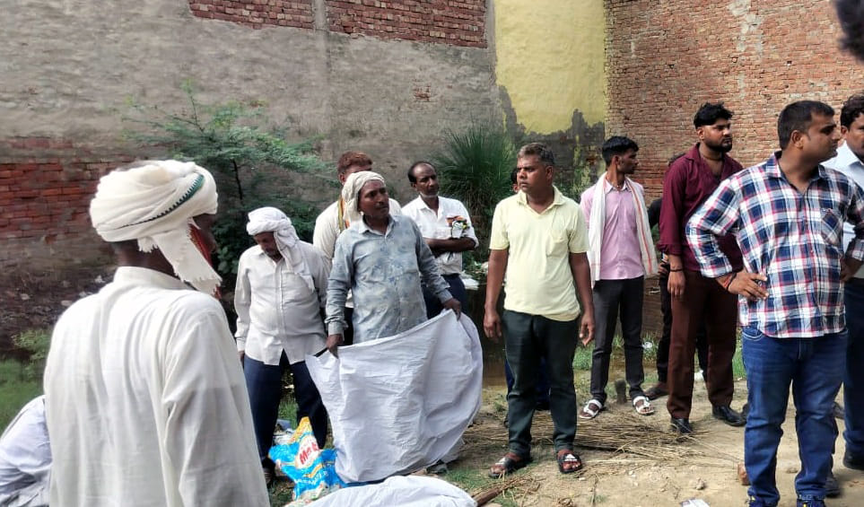 खुर्जा जंक्शन क्षेत्र के मदनपुर गांव बंबा में मृतक दीपक के घर मौजूद ग्रामीण। संवाद