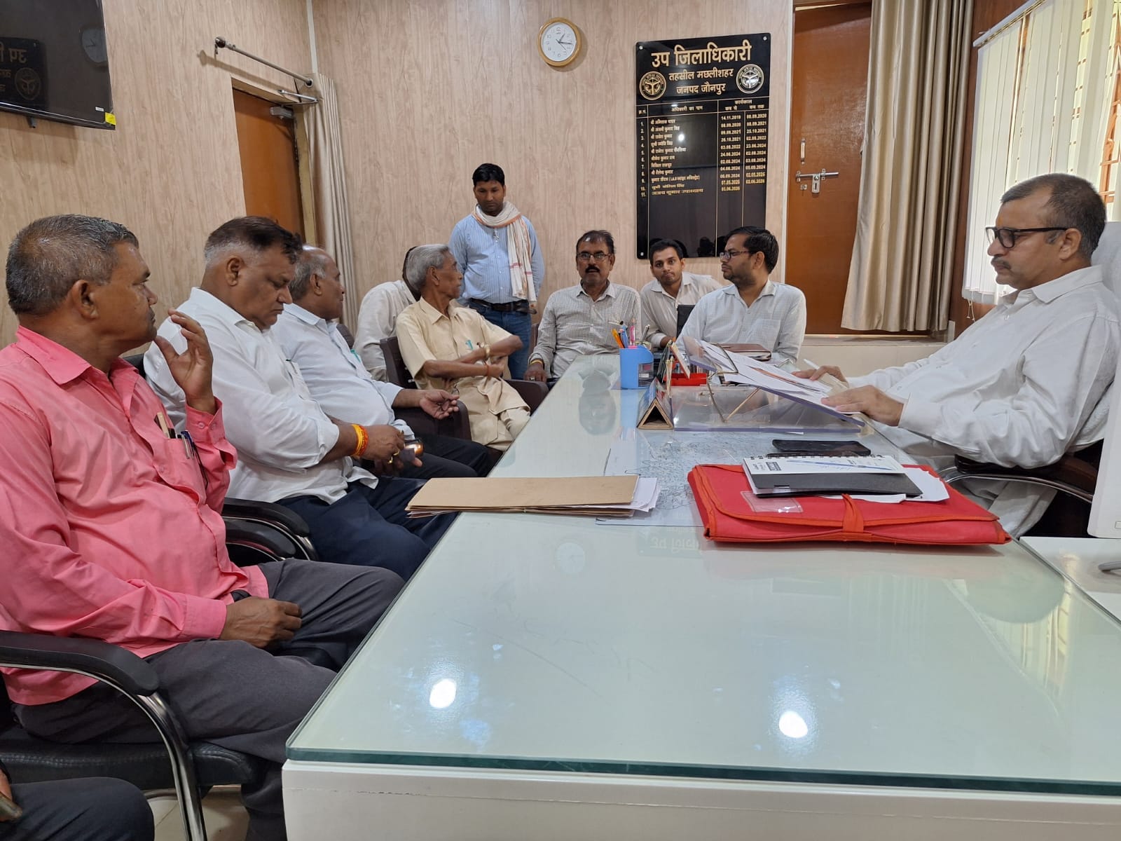 मछलीशहर तहसील में उपजिलाधिकारी अजय उपाध्याय से वार्ता करते अधिवक्ता। स्रोत-अधिवक्ता संघ