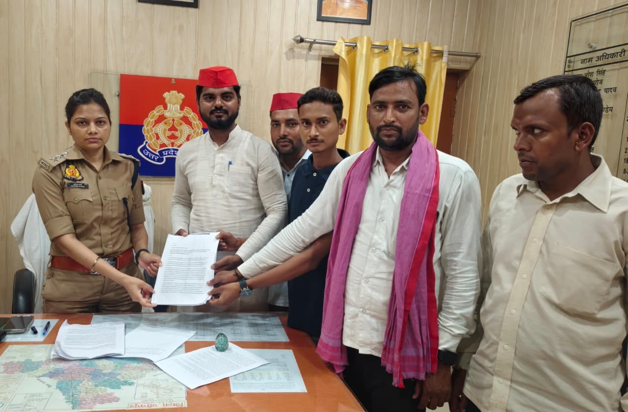 मुंगराबादशाहपुर। सीओ प्रतिमा वर्मा को ज्ञापन सौंपते सपा कार्यकर्ता स्रोत-सपा कार्यकर्ता