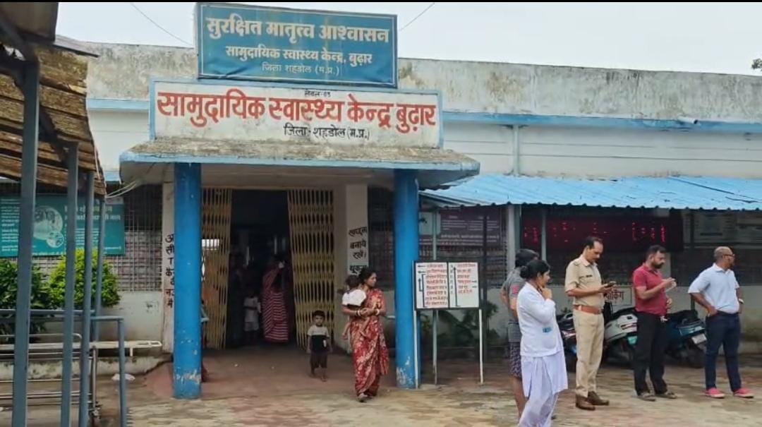 मौके पर जांच करती पुलिस।