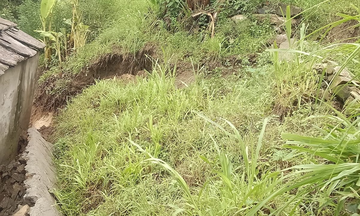 मकान के पीछे भूस्खलन की जद में आया भवन। स्रोत जागरूक पाठक
