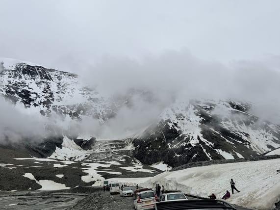 The weather cleared up after two days of rain; people heaved a sigh of relief.