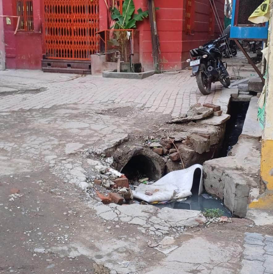 Road damaged at the bend near Kali Mandir for six months; fear of accidents.