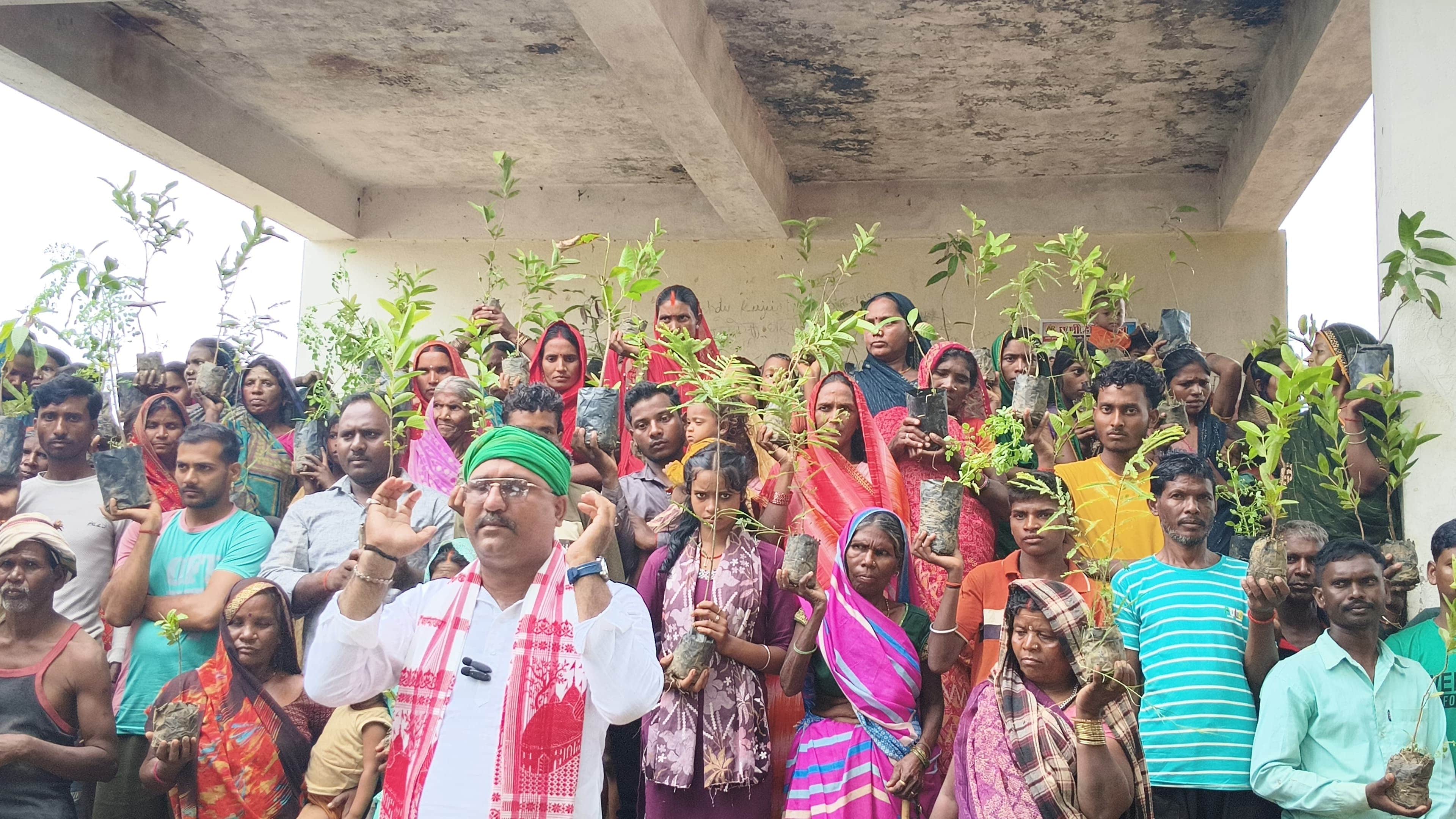 नगवा ब्लॉक के सोमा गांव में पौधे वितरित करते किसान नौजवान संघर्ष मोर्चा के संयोजक संदीप मिश्रा,