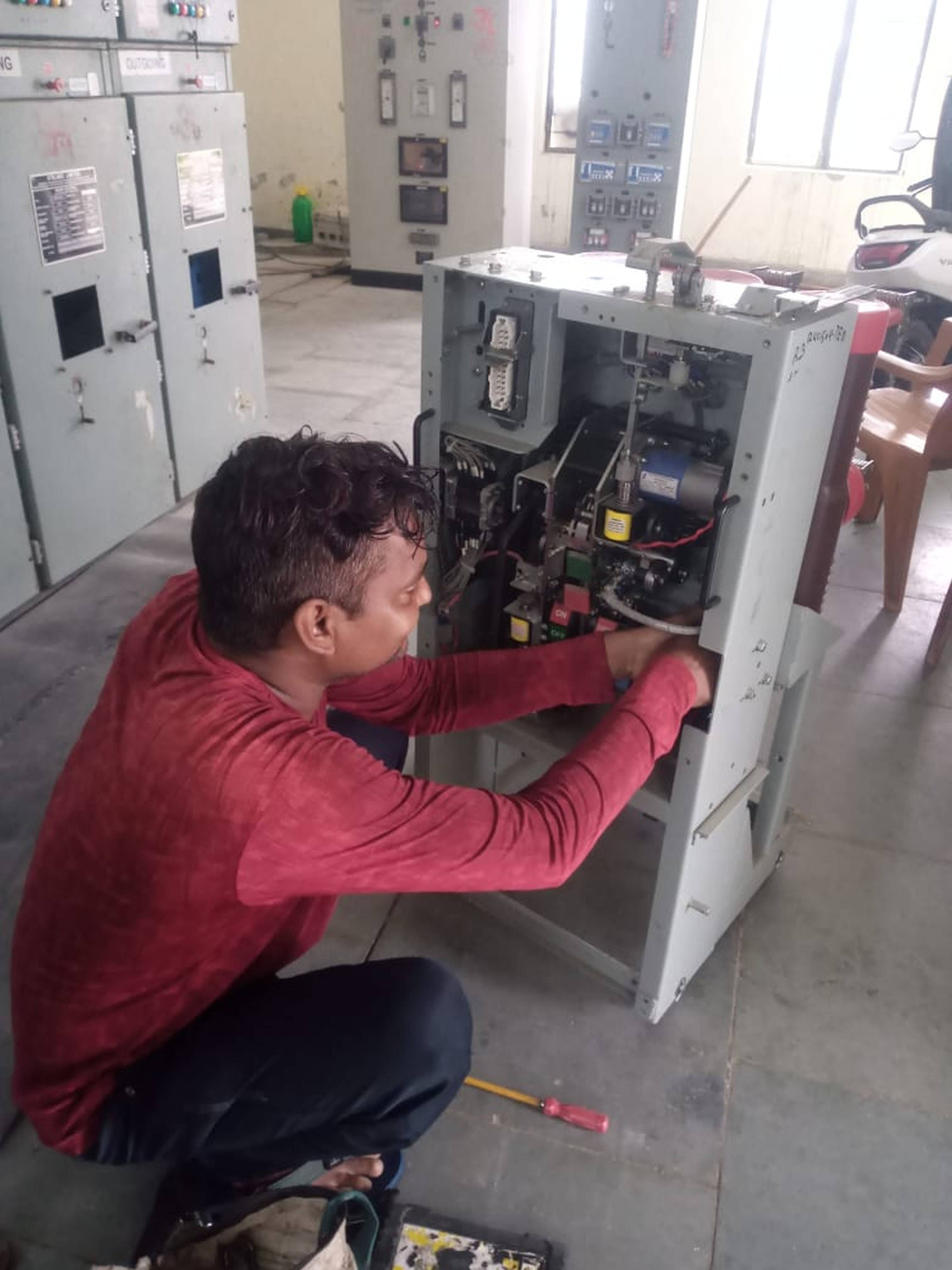 पकड़ी उपकेंद्र के स्विच यार्ड में ट्रॉली की मरम्मत करता तकनीशियन। स्रोत- विभाग