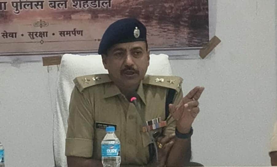 प्रेस को संबोधित करते एसपी।