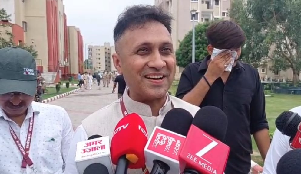 पत्रकारों से बातचीत करते बीजेपी के बक्सर विधायक आनंद मिश्रा