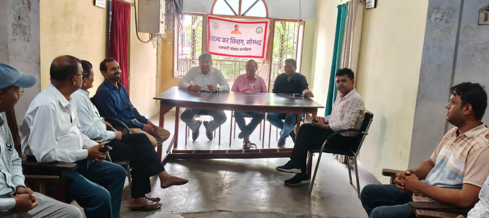 रॉबर्ट्सगंज राज्य कर कार्यालय में व्यापारियों के साथ बैठक करते अधिकारी। स्रोत स्वयं