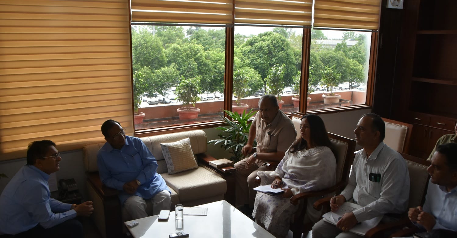 राजकीय कन्या कॉलेज को लेकर अधिकारियों के साथ बैठक करते शहरी विधायक प्रमोद विज। स्रोत : सूचना व