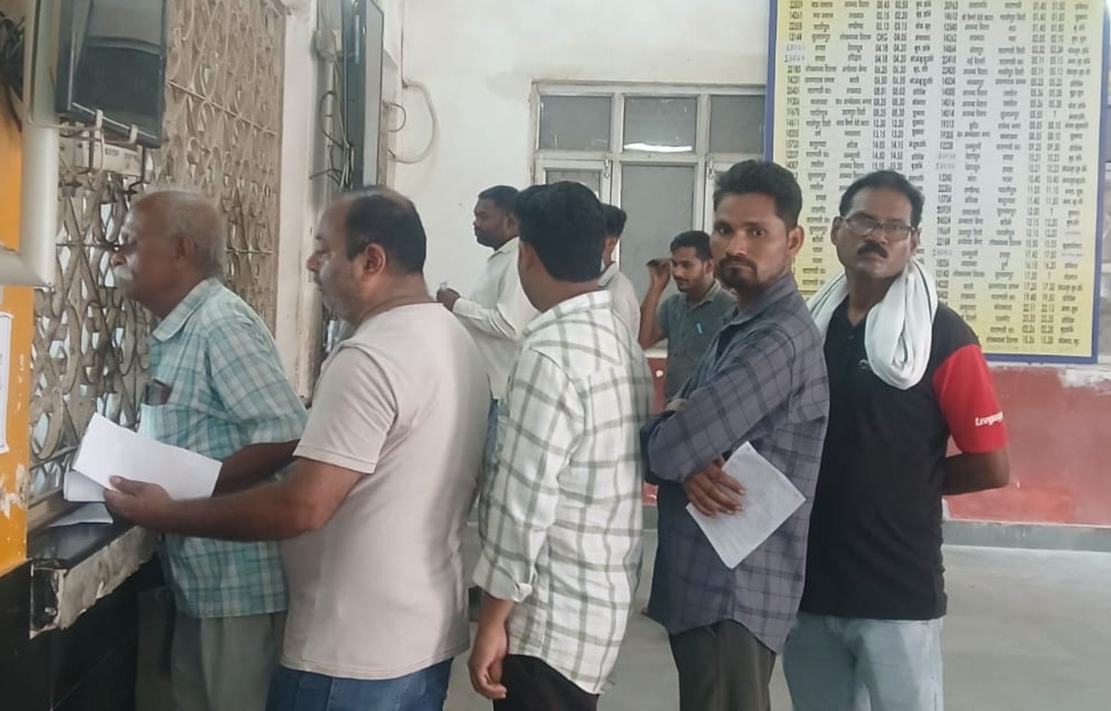 रेलवे के आरक्षण केंद्र पर टिकट के लिए कतार में खड़े लोग। संवाद