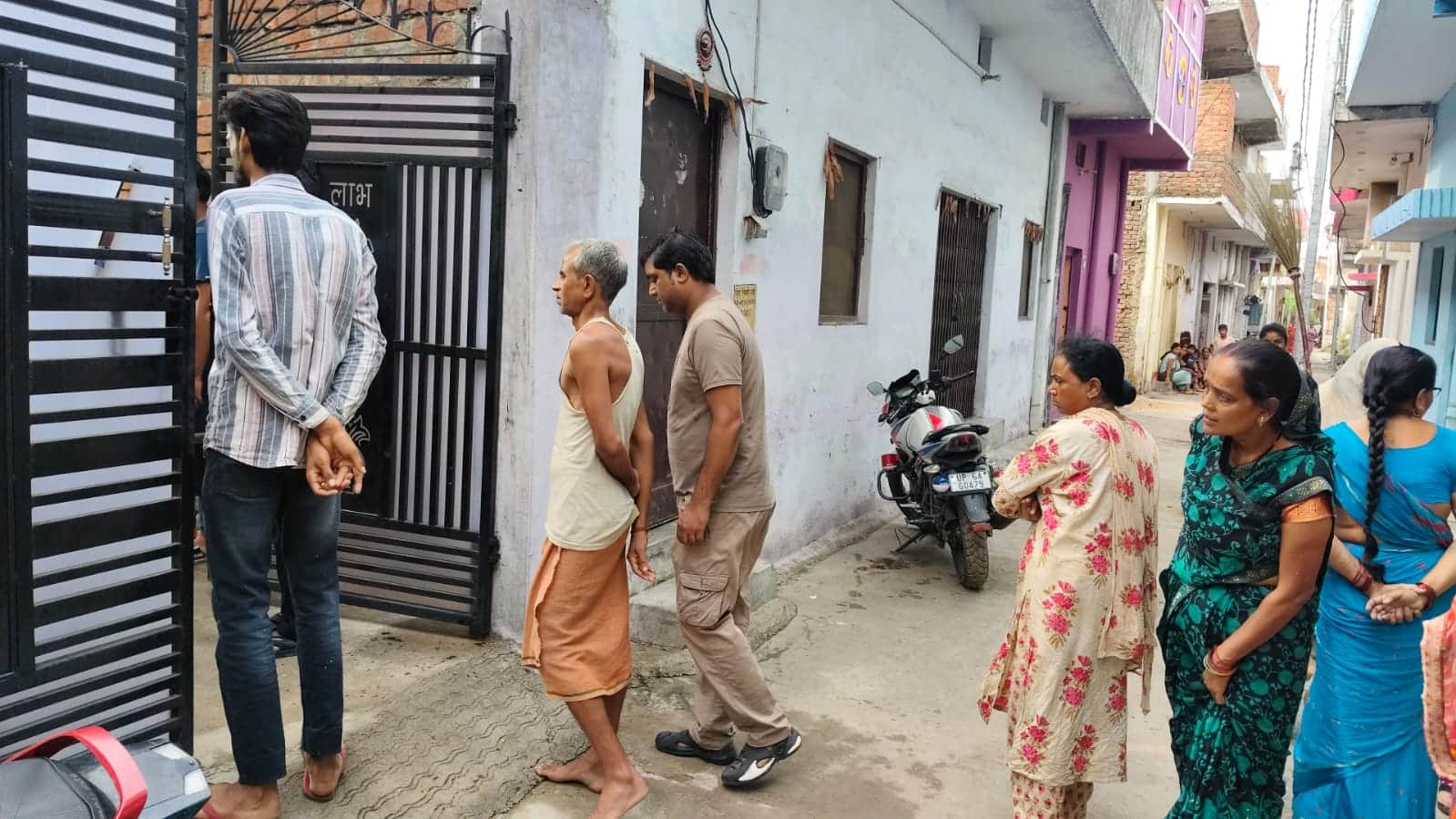 रेणुसागर पुलिस चौकी क्षेत्र के परासी में युवक के फांसी लगाने पर लगी भीड़।संवाद