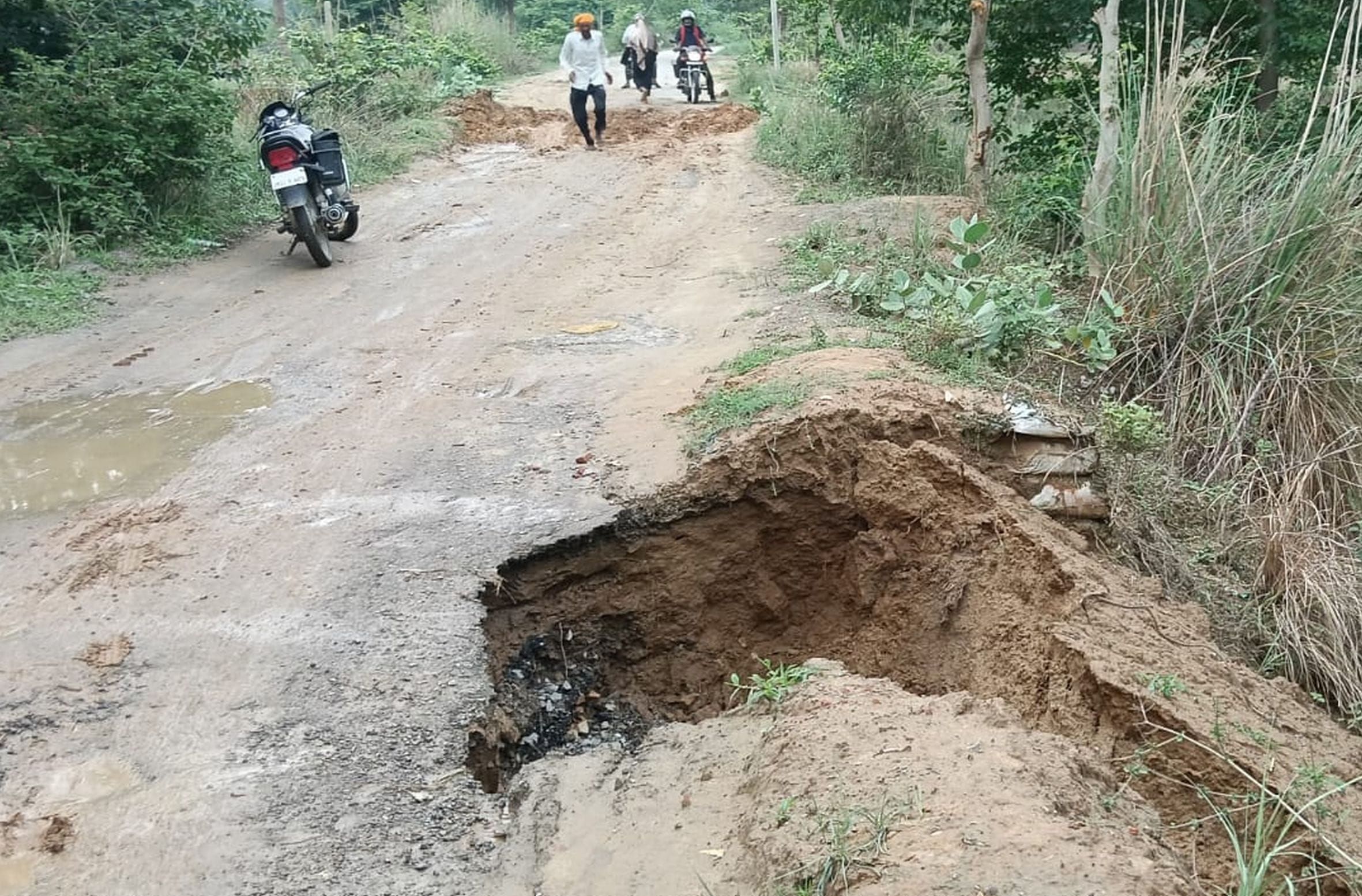 रायबरेली में सुबह तेज बारिश में बहा मटिहा-मछेछर मार्ग।   -संवाद