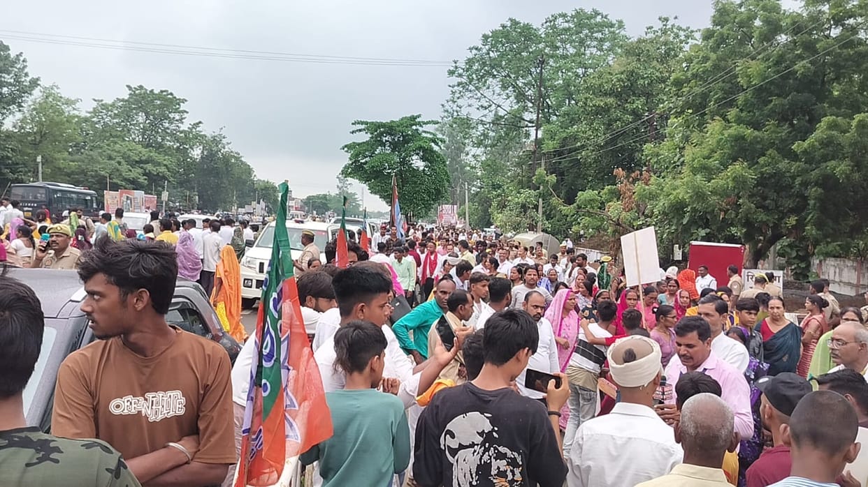 A traffic jam formed on the highway as soon as the traffic diversion was lifted following the Chief Minister's meeting.